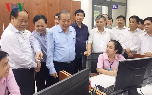 Phó Thủ tướng Trương Hòa Bình thị sát thực tế công tác cải cách hành chính tại tỉnh Quảng Nam. (Ảnh: VOV)