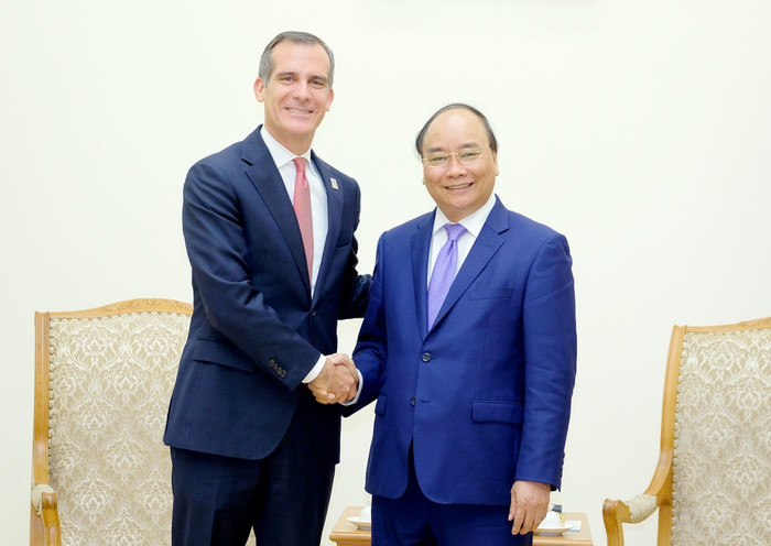 Thủ tướng tiếp ông Eric Garcetti, Thị trưởng thành phố Los Angeles. (Ảnh: VGP)