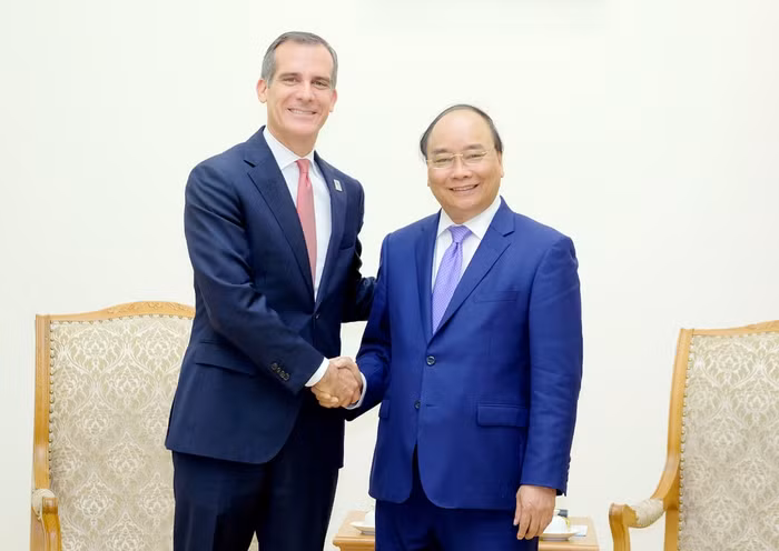 Thủ tướng tiếp ông Eric Garcetti, Thị trưởng thành phố Los Angeles. (Ảnh: VGP)
