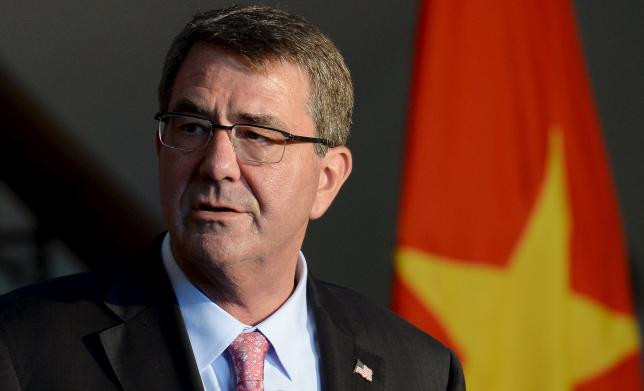 Khi Bộ trưởng Quốc phòng Mỹ Ash Carter thăm Việt Nam đặt vấn đề "Việt Nam nên ngừng xây dựng, cải tạo ở Trường Sa". Ts Trần Công Trục cho rằng, chúng ta có nghĩa vụ giải thích với ông ấy rằng, đó là lãnh thổ Việt Nam bị các bên xâm lược hoặc chiếm đóng bất hợp pháp. Cần thiết và nên trao cho ông Carter bộ hồ sơ chứng lý của Việt Nam với 2 quần đảo Hoàng Sa, Trường Sa. Ảnh: Reuters. Khi Bộ trưởng Quốc phòng Mỹ Ash Carter thăm Việt Nam đặt vấn đề "Việt Nam nên ngừng xây dựng, cải tạo ở Trường Sa". Ts Trần Công Trục cho rằng, chúng ta có nghĩa vụ giải thích với ông ấy rằng, đó là lãnh thổ Việt Nam bị các bên xâm lược hoặc chiếm đóng bất hợp pháp. Cần thiết và nên trao cho ông Carter bộ hồ sơ chứng lý của Việt Nam với 2 quần đảo Hoàng Sa, Trường Sa. Ảnh: Reuters.