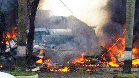 Máy bay rơi trúng khu dân cư đông đúc và phát nổ có thể gây ra thương vong lớn. Máy bay rơi trúng khu dân cư đông đúc và phát nổ có thể gây ra thương vong lớn.