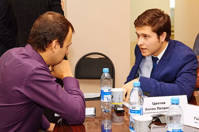 Anton Tvestov trao đổi với giới truyền thông. Ảnh: Russia Council.