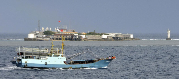 Công sự, nhà nổi cùng ụ súng, pháo đài Trung Quốc xây dựng bất hợp pháp trên đá Chữ Thập, Trường Sa của Việt Nam sau khi xâm lược và chiếm đóng trái phép từ năm 1988.