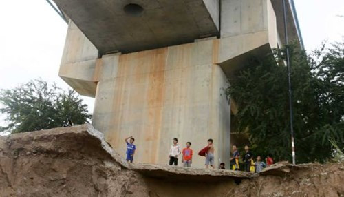 Cầu Prek Tamak còn được gọi là cầu hữu nghị Trung Quốc - Campuchia bắc qua sông Mê Kông dùng vốn Trung Quốc, do nhà thầu Trung Quốc thi công bị xói lở lộ ra chân cầu không móng. Cầu Prek Tamak còn được gọi là cầu hữu nghị Trung Quốc - Campuchia bắc qua sông Mê Kông dùng vốn Trung Quốc, do nhà thầu Trung Quốc thi công bị xói lở lộ ra chân cầu không móng.