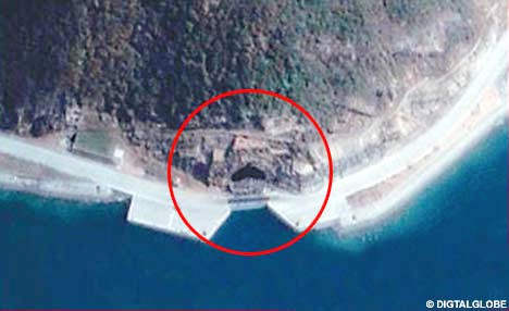 Cổng vào căn cứ tàu ngầm Trung Quốc tại Tam Á chụp từ vệ tinh, nguồn: Daily Mail.