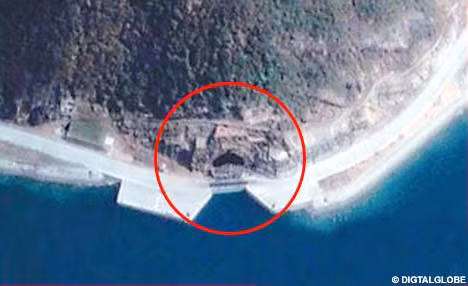 Cổng vào căn cứ tàu ngầm Trung Quốc tại Tam Á chụp từ vệ tinh, nguồn: Daily Mail. Cổng vào căn cứ tàu ngầm Trung Quốc tại Tam Á chụp từ vệ tinh, nguồn: Daily Mail.