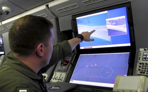 Phóng viên CNN theo máy bay trinh sát hải quân Mỹ công bố sự thật những việc làm leo thang, sai trái của Trung Quốc ở Trường Sa. Ảnh: Reuters.