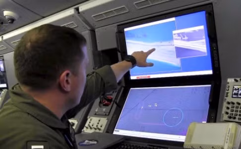 Phóng viên CNN theo máy bay trinh sát hải quân Mỹ công bố sự thật những việc làm leo thang, sai trái của Trung Quốc ở Trường Sa. Ảnh: Reuters.