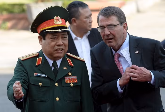 Bộ trưởng Quốc phòng Phùng Quang Thanh tiếp Bộ trưởng Quốc phòng Mỹ Ash Carter. Ảnh: Reuters. Bộ trưởng Quốc phòng Phùng Quang Thanh tiếp Bộ trưởng Quốc phòng Mỹ Ash Carter. Ảnh: Reuters.