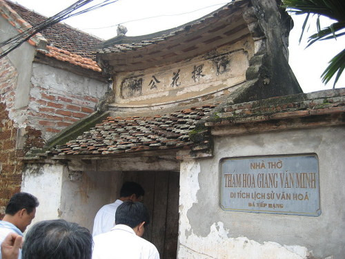 Nhà thờ Thám hoa Giang Văn Minh, vị sứ thần "bất nhục quân mệnh" đã đáp trả dõng dạc trước vế đối trịch thượng của Sùng Trinh - Hoàng đế nhà Minh để giữ gìn quốc thể.