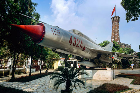 Một chiếc máy bay MiG-21 của Không quân Việt Nam trong bảo tàng. Một chiếc máy bay MiG-21 của Không quân Việt Nam trong bảo tàng.