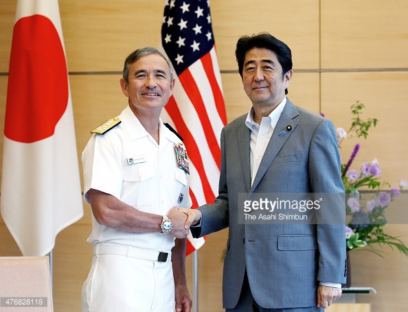 Tư lệnh Bộ Tư lệnh Thái Bình Dương Hoa Kỳ Harry Harris và Thủ tướng Nhật Bản Shinzo Abe. Ảnh: The Asahi Shimbun. Tư lệnh Bộ Tư lệnh Thái Bình Dương Hoa Kỳ Harry Harris và Thủ tướng Nhật Bản Shinzo Abe. Ảnh: The Asahi Shimbun.