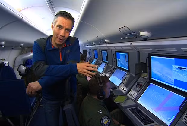 Jim Sciutto, phóng viên đài CNN có mặt trên chiếc P-8 Hải quân Hoa Kỳ giám sát hoạt động bồi lấp đảo nhân tạo Trung Quốc xây bất hợp pháp ở Trường Sa.