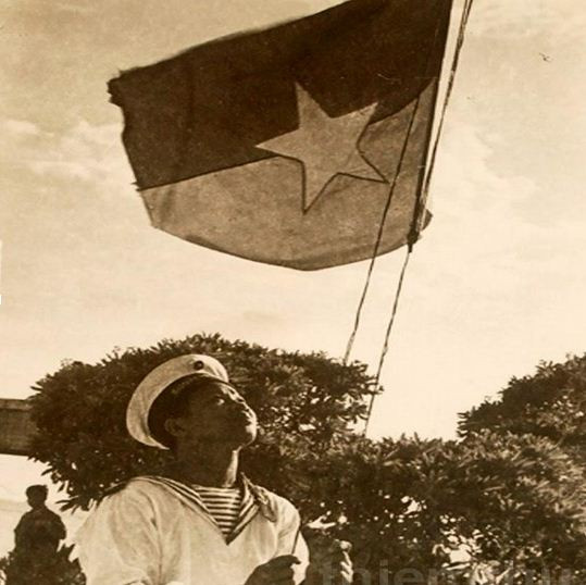 Lá cờ của Chính phủ Cách mạng lâm thời Cộng hòa miền Nam Việt Nam được trang trọng kéo lên tại Trường Sa khi tiếp quản. Lá cờ của Chính phủ Cách mạng lâm thời Cộng hòa miền Nam Việt Nam được trang trọng kéo lên tại Trường Sa khi tiếp quản.