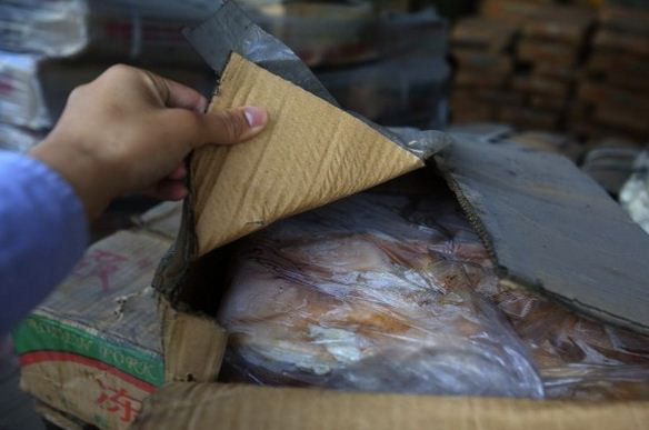 Một thùng chân, cánh gà đông lạnh có "tuổi đời" hơn chục năm. Một thùng chân, cánh gà đông lạnh có "tuổi đời" hơn chục năm.