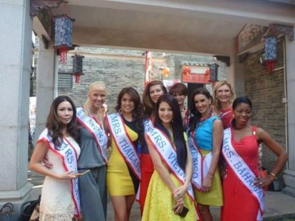 Trần Thị Quỳnh cùng các thí sinh của cuộc thi Mrs World