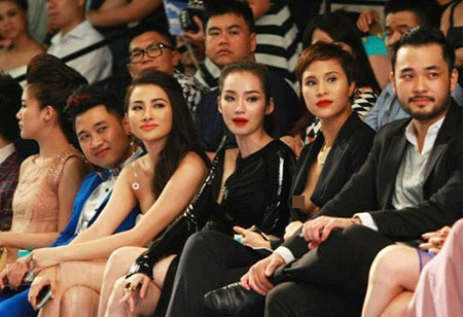 Phương Mai lộ ngực trên hàng ghế khán giả.