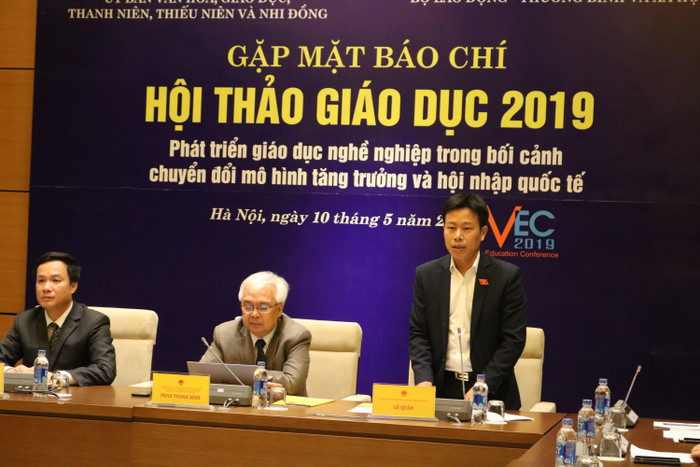 Thứ trưởng Bộ Lao động – Thương binh và Xã hội Lê Quân trao đổi với báo chí. Ảnh: Đỗ Thơm Thứ trưởng Bộ Lao động – Thương binh và Xã hội Lê Quân trao đổi với báo chí. Ảnh: Đỗ Thơm