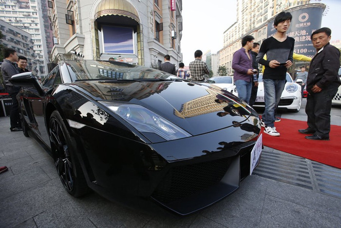 Những chiếc xe bạc tỷ được các "cậu ấm, cô chiêu" trưng ra trước mắt bàn dân thiên hạ trong lúc kinh tế đang suy thoái Những chiếc xe bạc tỷ được các "cậu ấm, cô chiêu" trưng ra trước mắt bàn dân thiên hạ trong lúc kinh tế đang suy thoái