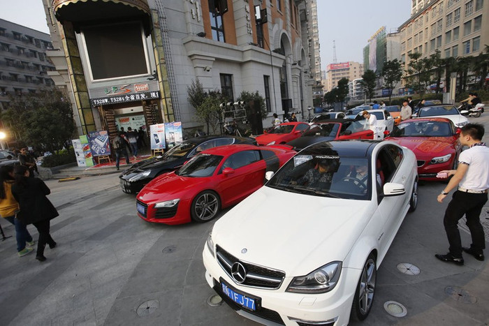 Chuẩn bị diễu hành mừng sinh nhật lần thứ 3 "hội siêu xe" Chuẩn bị diễu hành mừng sinh nhật lần thứ 3 "hội siêu xe"