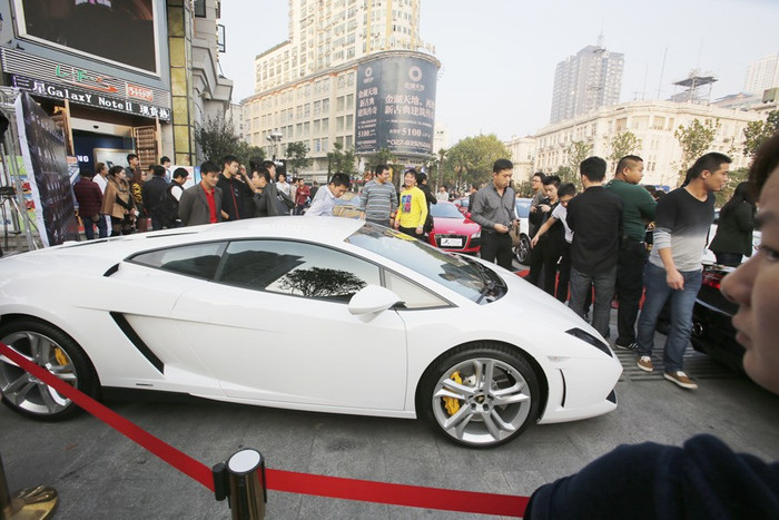 Dựng hàng rào bảo vệ "xế hộp" Dựng hàng rào bảo vệ "xế hộp"