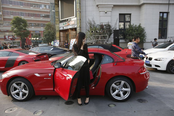 "Kiều nữ và xế hộp" "Kiều nữ và xế hộp"