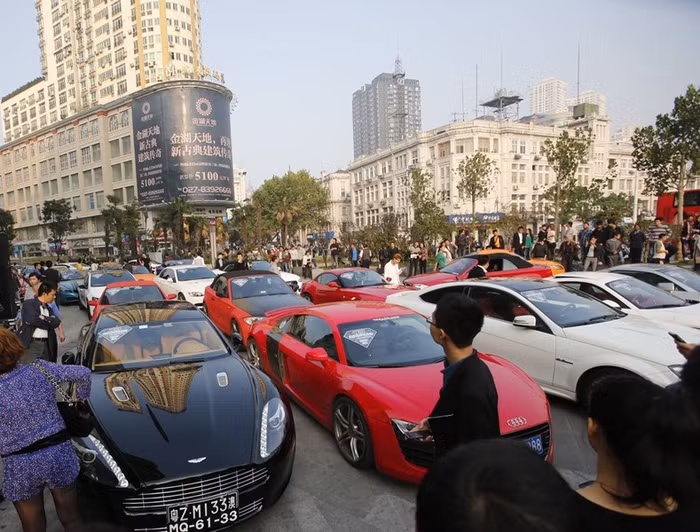 Hơn 40 siêu xe của con cái các vị đại gia ở Vũ Hán, Trung Quốc thành lập "hội siêu xe Vũ Hán"