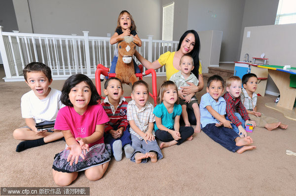 Người mẹ trẻ bất đắc dĩ phải nhận đóng phim khiêu dâm để có tiền trả tiền nhà Người mẹ trẻ bất đắc dĩ phải nhận đóng phim khiêu dâm để có tiền trả tiền nhà