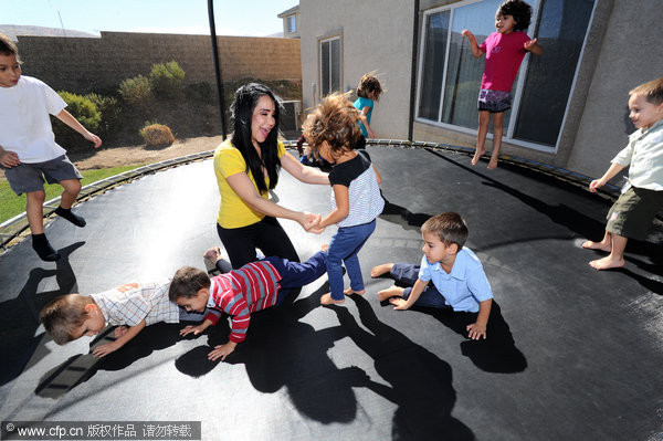 Vui đùa bên lũ trẻ Vui đùa bên lũ trẻ