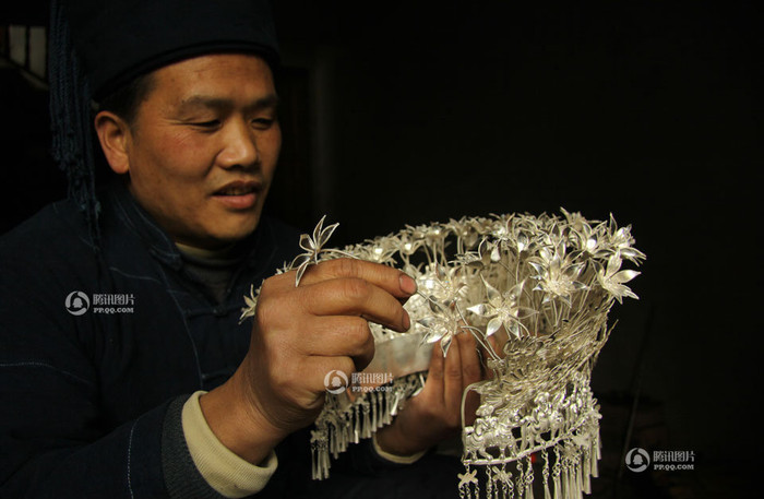 Người thợ bạc với tác phẩm của mình