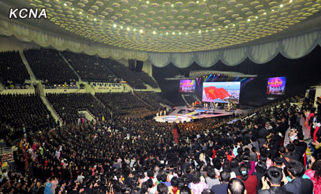 Hàng vạn người trong sân khấu