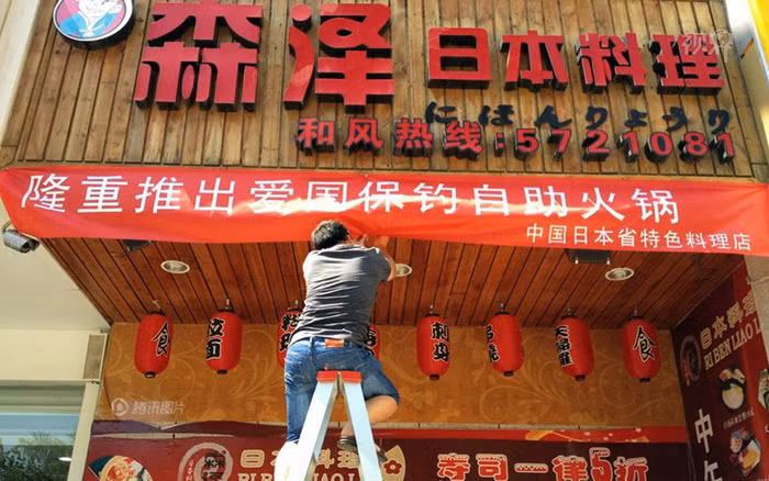 Một nhà hàng bán đồ ăn Nhật Bản căng băng rôn quảng cáo: Món mới lẩu yêu nước - bảo vệ Điếu Ngư