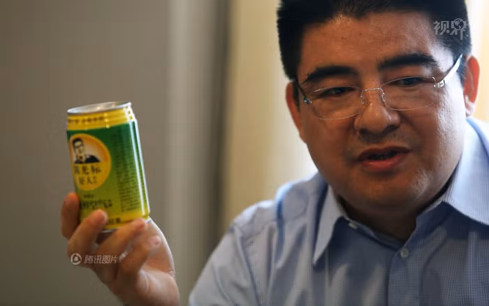 Đại gia Trần Quang Tiêu giới thiệu sản phẩm công ty mình tại Đại học sư phạm Bắc Kinh nhân danh lòng yêu nước, cam kết trích một phần lợi nhuận khi bán được các sản phẩm này để ủng hộ quân đội Trung Quốc "bảo vệ chủ quyền đảo Điếu Ngư"