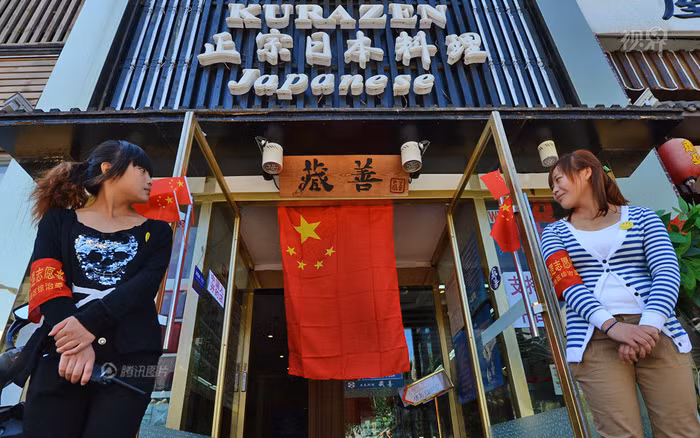 Các nhà hàng bán đồ ăn Nhật Bản tại Trung Quốc phải treo cờ Trung Quốc hoặc biểu ngữ "Đảo Điếu Ngư là của Trung Quốc" nếu không muốn bị người biểu tình quá khích đập phá