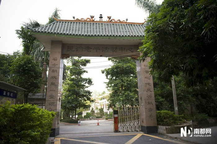 Cổng vào "trung tâm dưỡng lão An Thắng Đạt" khá khang trang, vắng vẻ Cổng vào "trung tâm dưỡng lão An Thắng Đạt" khá khang trang, vắng vẻ