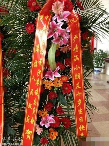 Lẵng hoa mừng sinh nhật 1 bé gái 10 tuổi gây "sốt" cộng đồng mạng Trung Quốc Lẵng hoa mừng sinh nhật 1 bé gái 10 tuổi gây "sốt" cộng đồng mạng Trung Quốc