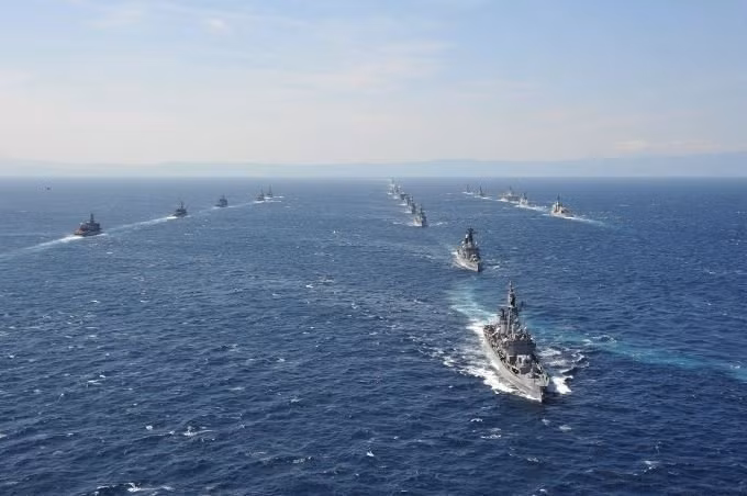 Duyệt binh hàng dọc trên vịnh Sagami