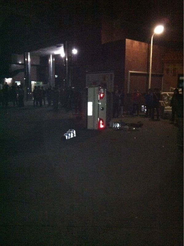 Dân bức xúc đập phá xe cảnh sát