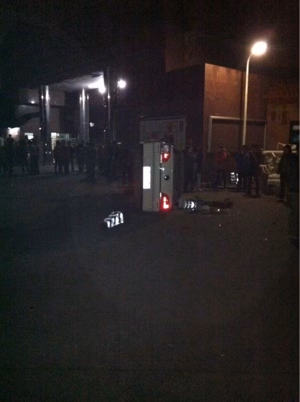 Dân bức xúc đập phá xe cảnh sát Dân bức xúc đập phá xe cảnh sát