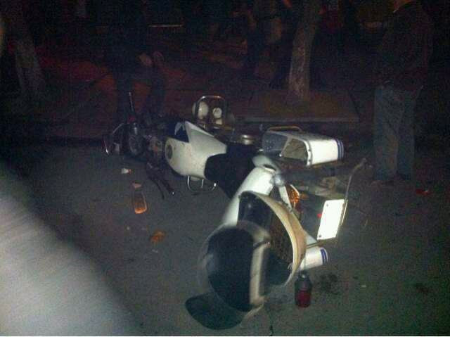 Xe máy cảnh sát giao thông Lô Châu cũng bị người dân quá khích đập tan tành