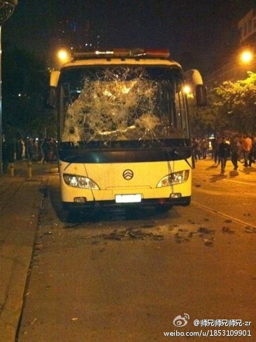 Dân bức xúc đập vỡ cửa kính