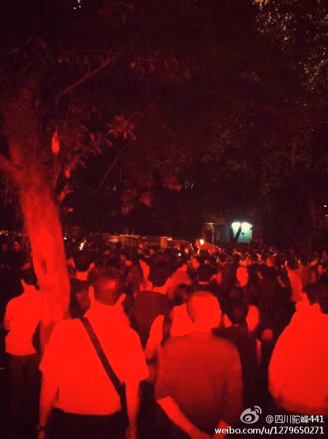 Đêm khuya gia đình lái xe chưa chịu mang xác về, người dân địa phương vẫn tụ tập đông Đêm khuya gia đình lái xe chưa chịu mang xác về, người dân địa phương vẫn tụ tập đông