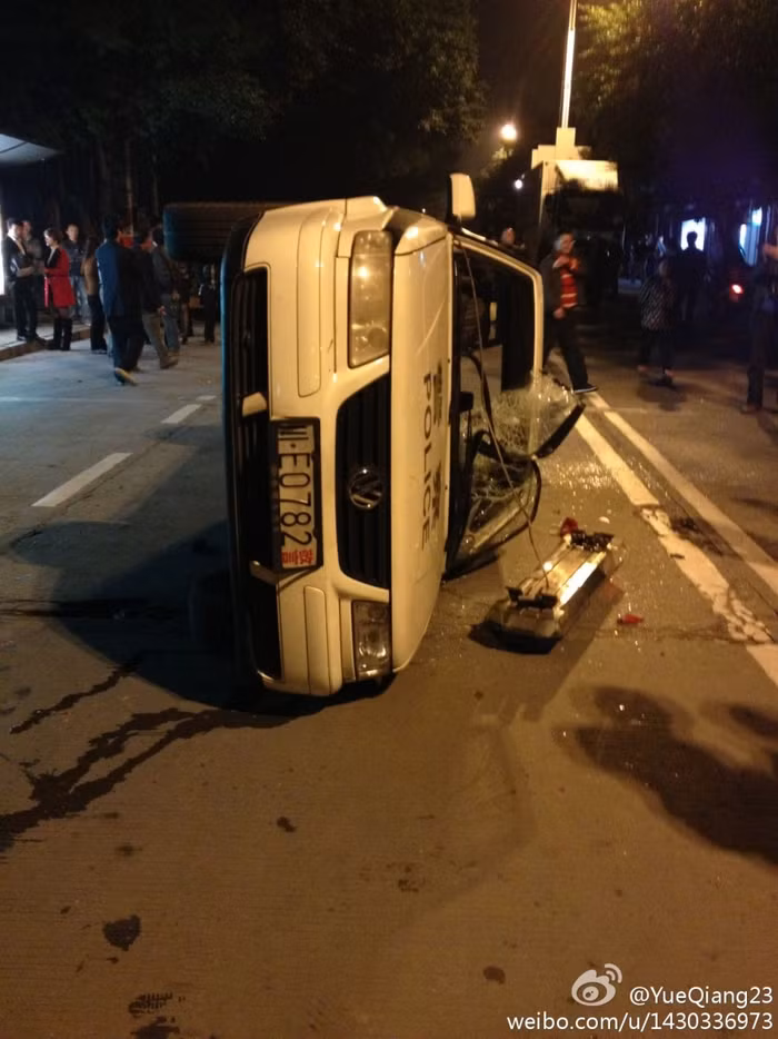 7 chiếc xe cảnh sát bị đám đông bức xúc lật đổ, đập vỡ cửa kính 7 chiếc xe cảnh sát bị đám đông bức xúc lật đổ, đập vỡ cửa kính