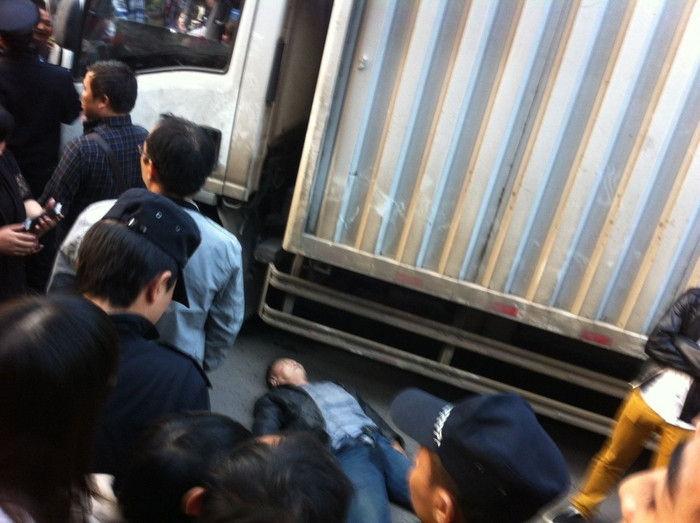 Anh Nguyên tắt thở khoảng 6 giờ chiều 17/10. Đến 2 giờ 30 phút sáng 18/10, người nhà lái xe đã chấp nhận đưa xác người thân về mai táng sau khi đã đàm phán với chính quyền.