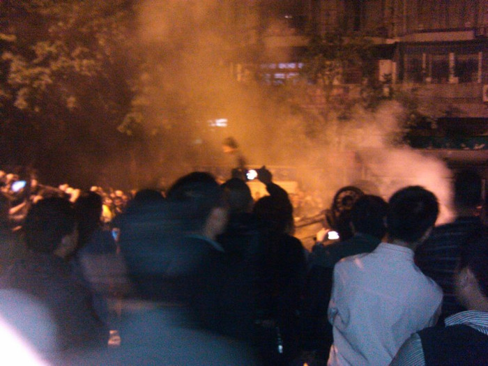 Đám đông phẫn nộ