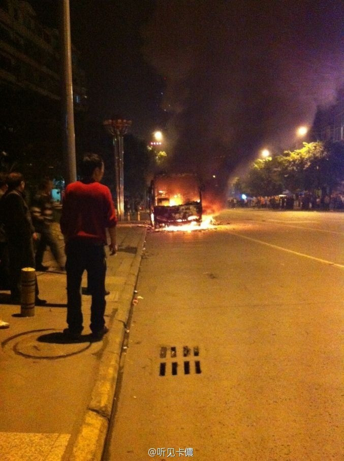 Hình ảnh "sự kiện 17/10" được nhiều người dân dùng di động, iphone chụp ảnh và tải ngay lên mạng internet