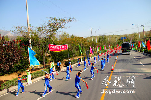 Võ sinh Thiếu Lâm biểu diễn dọc đường vào Thiếu Lâm Tự Võ sinh Thiếu Lâm biểu diễn dọc đường vào Thiếu Lâm Tự
