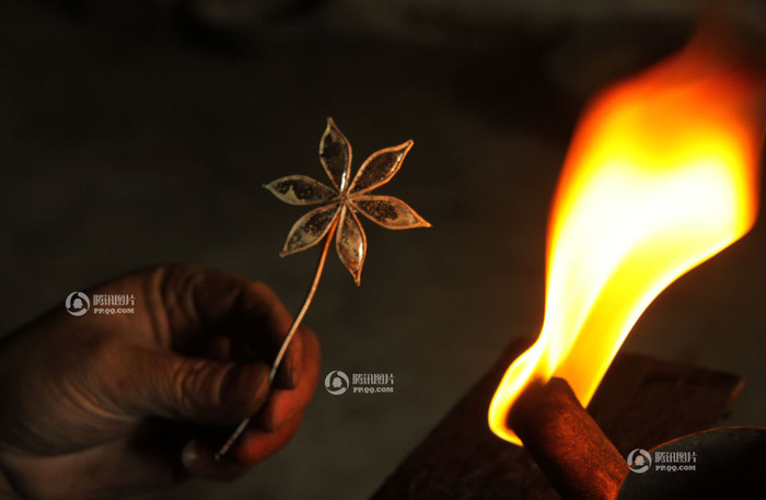 Để từ miếng bạc mỏng thành 1 bông hoa