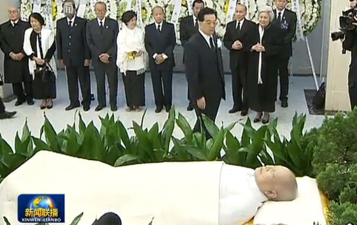 Cùng ngày, ông Ôn Gia Bảo, Thủ tướng Trung Quốc và nhiều quan chức cao cấp khác cũng đến viếng Sihaouk Cùng ngày, ông Ôn Gia Bảo, Thủ tướng Trung Quốc và nhiều quan chức cao cấp khác cũng đến viếng Sihaouk