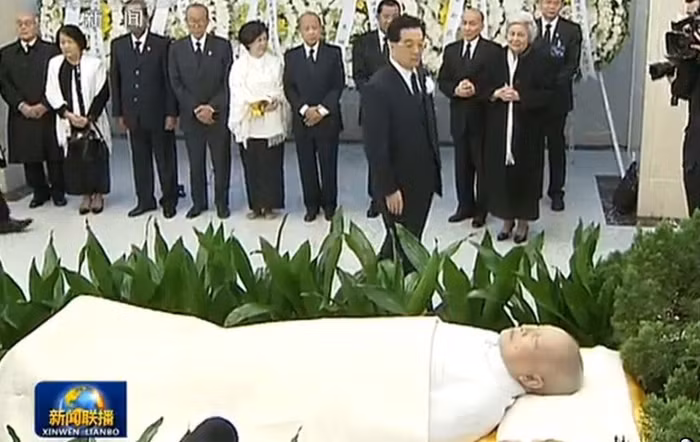 Cùng ngày, ông Ôn Gia Bảo, Thủ tướng Trung Quốc và nhiều quan chức cao cấp khác cũng đến viếng Sihaouk